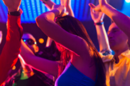 Empresa te pagará 50 dólares por salir de fiesta toda la noche