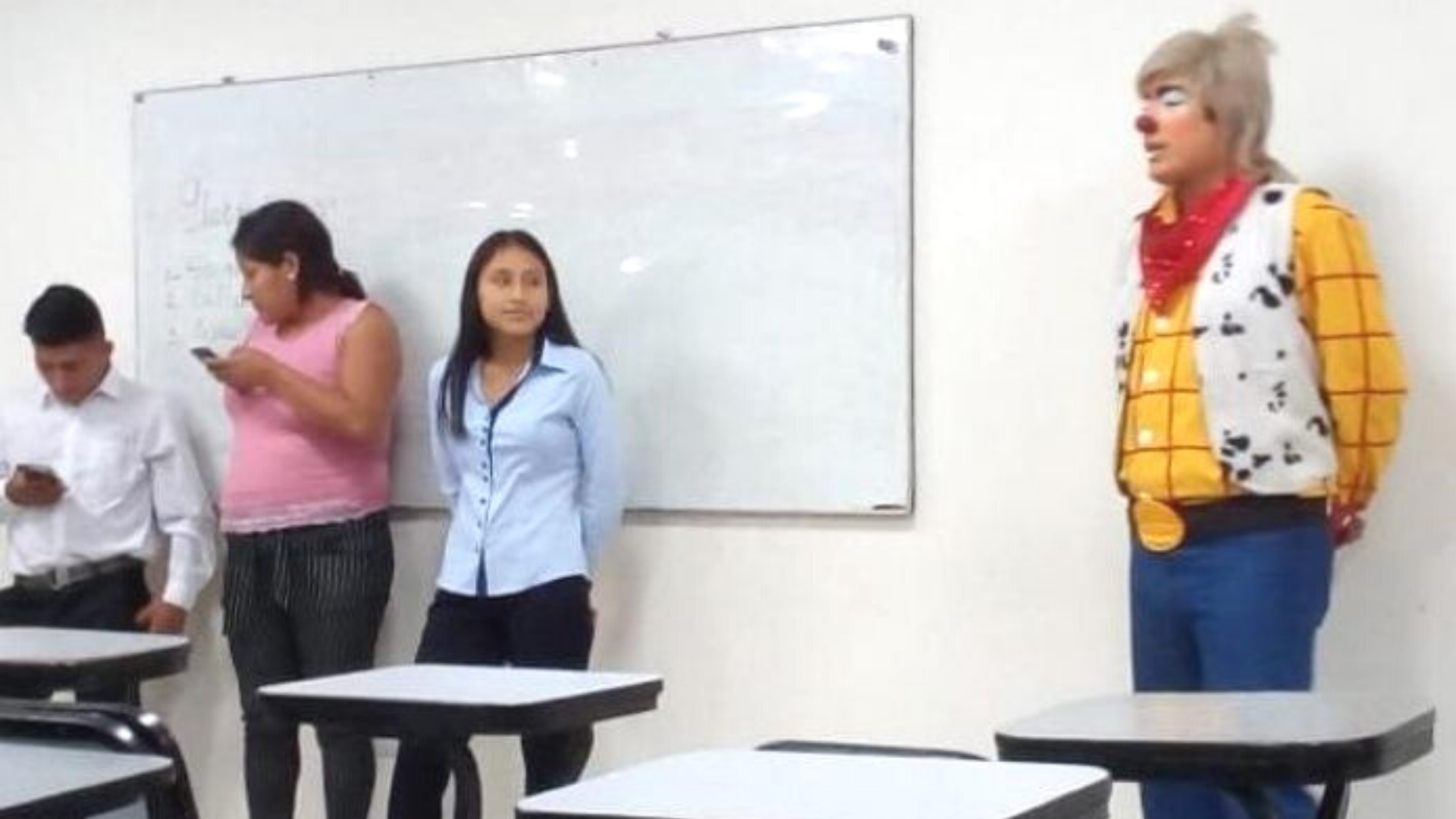 Payasito no se puede cambiar para su clase de derecho e inspira en redes