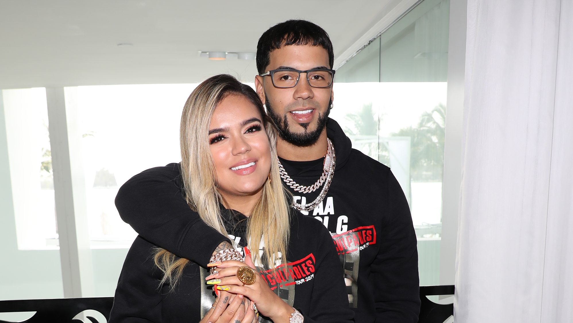 Karol G y Anuel AA presentan al nuevo integrante de su familia