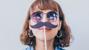 Bigote femenino: la tendencia que podrán compartir con los hombres
