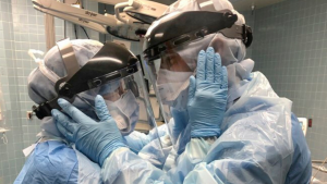 Pareja de enfermeros conmueven al luchar contra el Covid-19