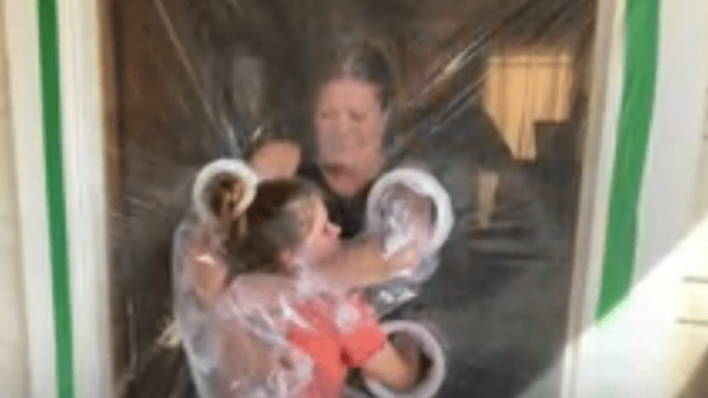 Pequeña niña hace cortina especial para poder abrazar a sus abuelitos