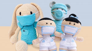 Mujeres en prisión crean peluches para vender y apoyar a los médicos