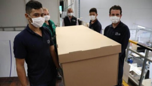 Crean camillas de cartón que se convierten en ataúd por si algo sale mal