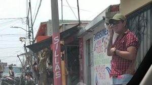 contesta-llamada-de-su-amante-y-su-esposa-lo-quema-en-tiktok