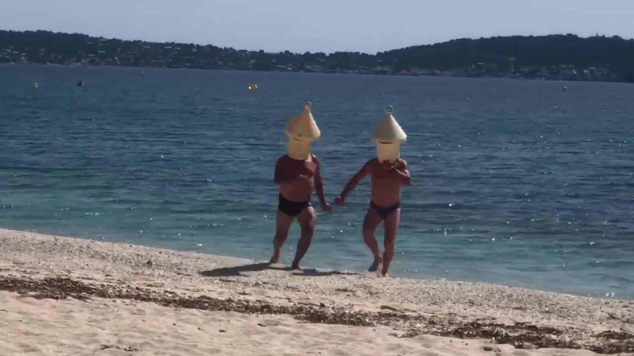 Se disfrazan de boyas para poder estar a nadar al mar