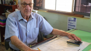 Abuelito cumple su sueño de estudiar arquitectura a sus 92 años