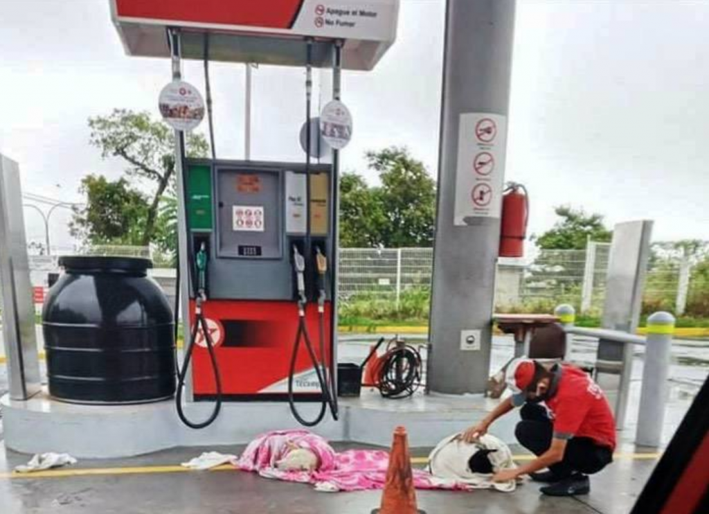 un empleado en una gasolinera que en su tiempo libre ayudaba a perritos de la calle, aunque se desconoce el nombre del joven,