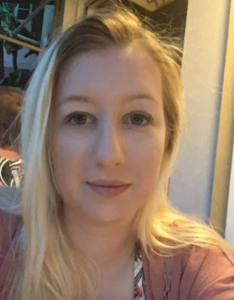 Héroe sin capa cobija a los perritos de la calle durante la lluvia