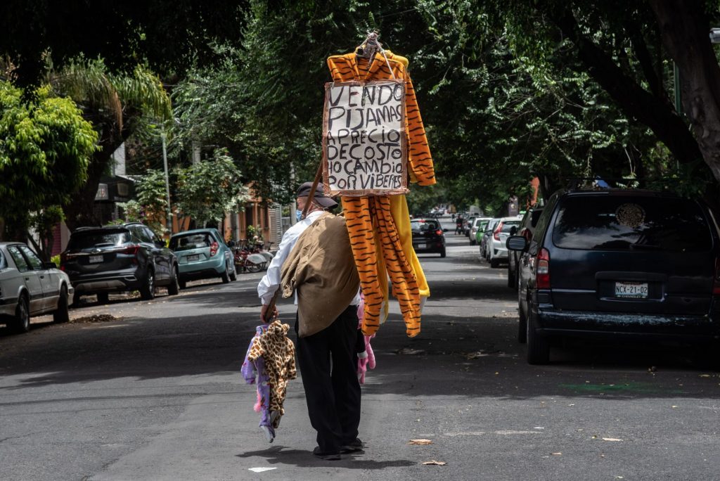 Abuelito intercambia ropa por víveres en las calles de la CDMX