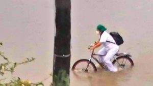 enfermera-cruza-inundacion-en-bicicleta-para-poder-llegar-a-casa
