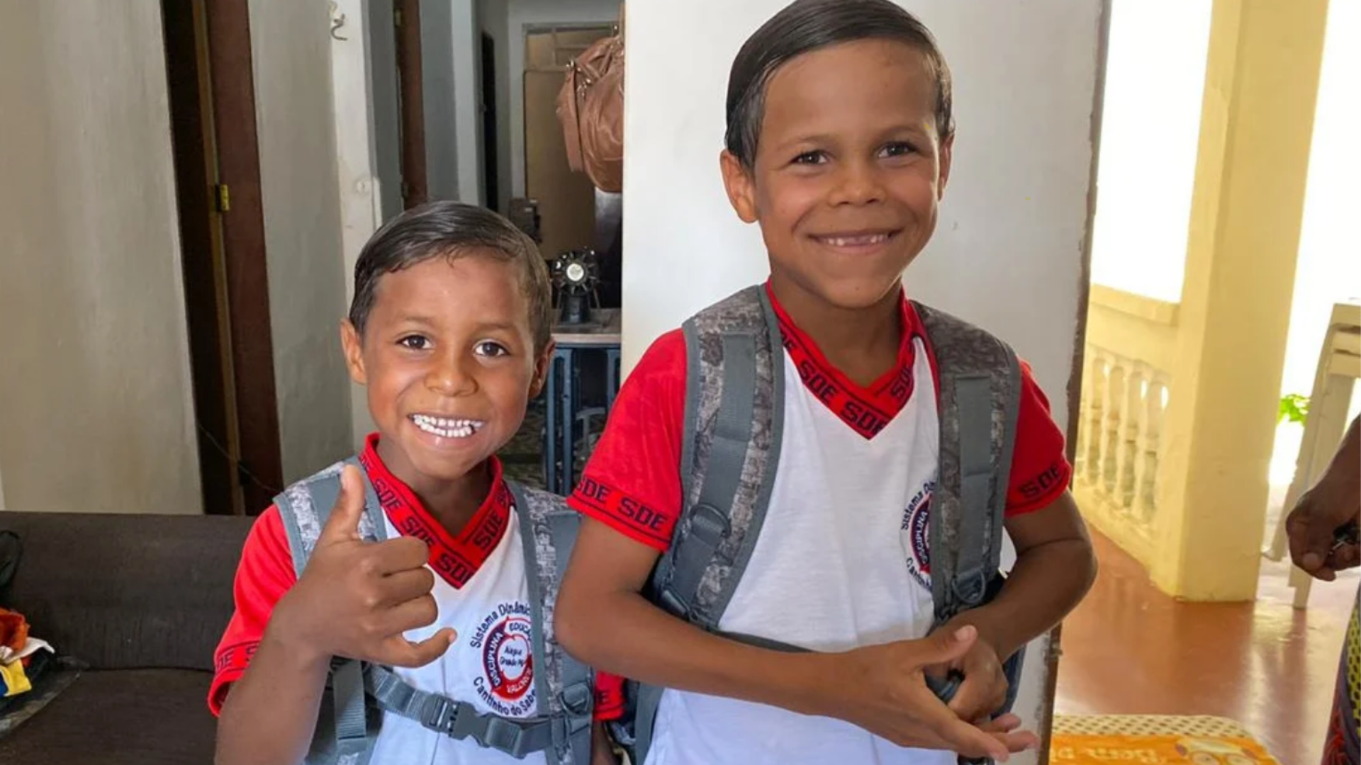 Hermanitos venden fruta en la carretera y han logrado asistir a la escuela