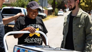 Le roban su carrito de paletas y las redes lo ayudan a comprar uno