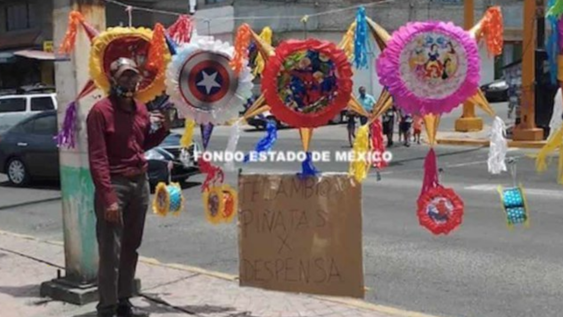 Abuelito sale a las calles a intercambiar piñatas por comida
