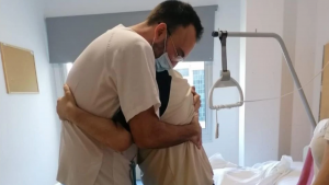 Venció el Covid-19 y se despide de su enfermero con un gran abrazo
