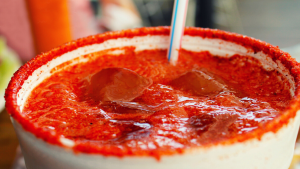 Adiós micheladas banqueteras, prohiben su venta en los tianguis