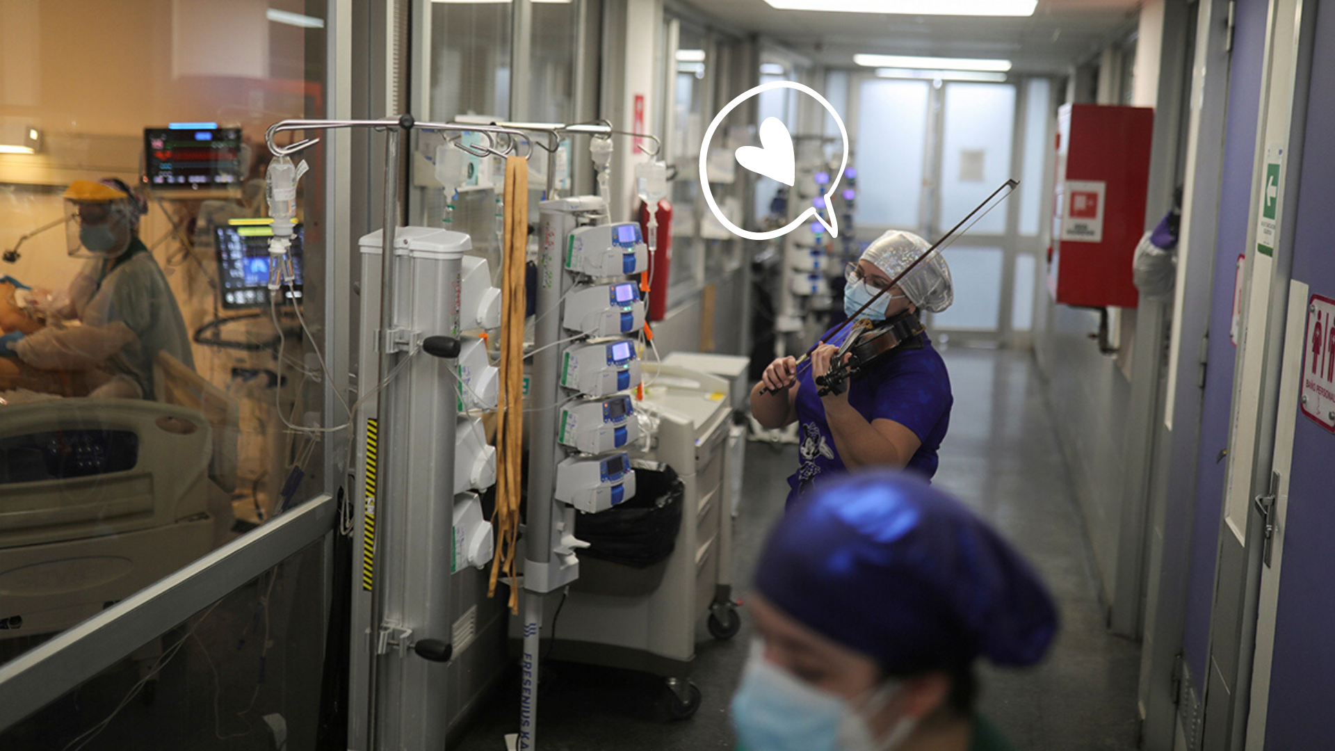 Enfermera toca el violín en el hospital para los pacientes de Covid-19