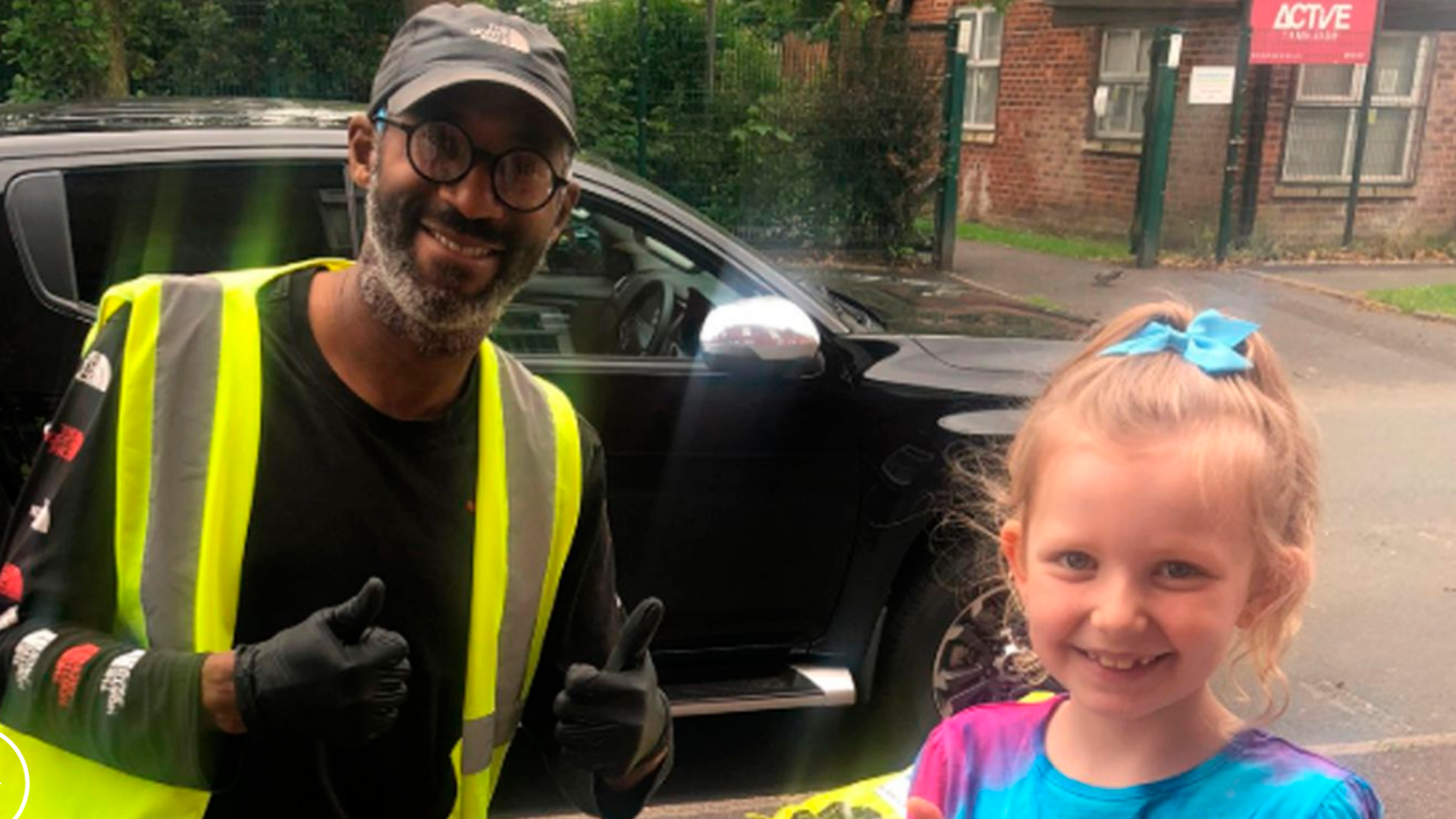 Hermosa amistad entre un cartero sordo y una niña se hace viral