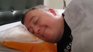 Crean almohada de cerveza para tomar mientras estás acostado