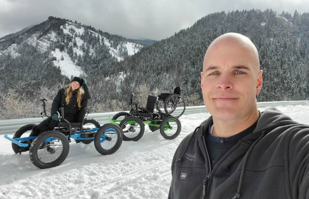 Crea silla de ruedas a todo terreno para su esposa y le cambia la vida