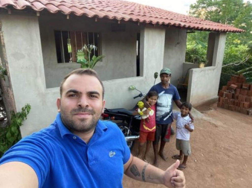 Hermanitos venden fruta en la carretera y han logrado asistir a la escuela