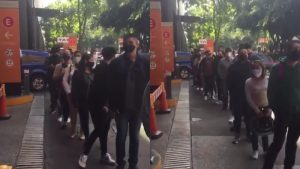 realizan-enormes-filas-en-la-reapertura-de-plazas-comerciales