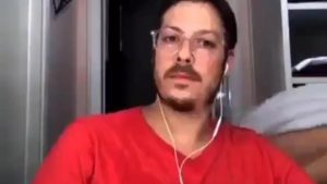 la-esposa-de-un-periodista-aparecio-semidesnuda-en-videollamada-en-vivo