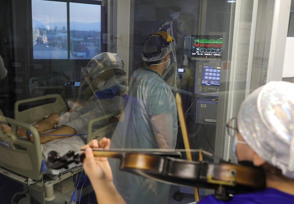 Enfermera toca el violín en el hospital para los pacientes de Covid-19