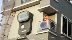 fotografo-vive-junto-a-su-familia-en-una-casa-con-forma-de-camara