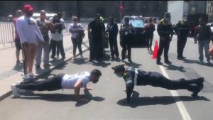 policia-y-manifestante-se-enfrentan-a-lagartijas-en-la-cdmx