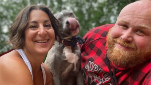 Pareja adopta a 20 perritos viejitos y acomoda su casa para ellos