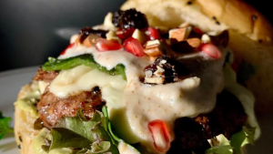 La nueva hamburguesa de chile en nogada está antojando a todos