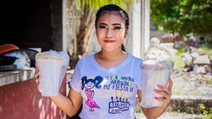 Cancela su fiesta de XV años y regala la comida a los afectados por Covid-19