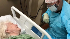 Arriesgó su vida para ver a su esposa y decirle que la ama por última vez