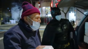 Se disfraza de Batman y sale a repartir comida a gente en situación de calle