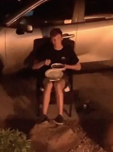 Estuvo afuera de la casa de su novia mientras se recuperaba de covid-19