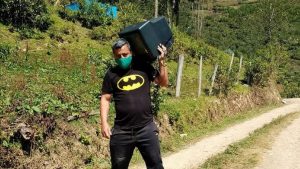 lleva-televisiones-a-sus-alumnos-para-que-puedan-tomar-clases