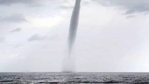 se-genera-una-tromba-marina-en-puerto-escondido-oaxaca