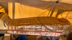 Descubren 27 sarcófagos enterrados en Egipto de 2,500 años