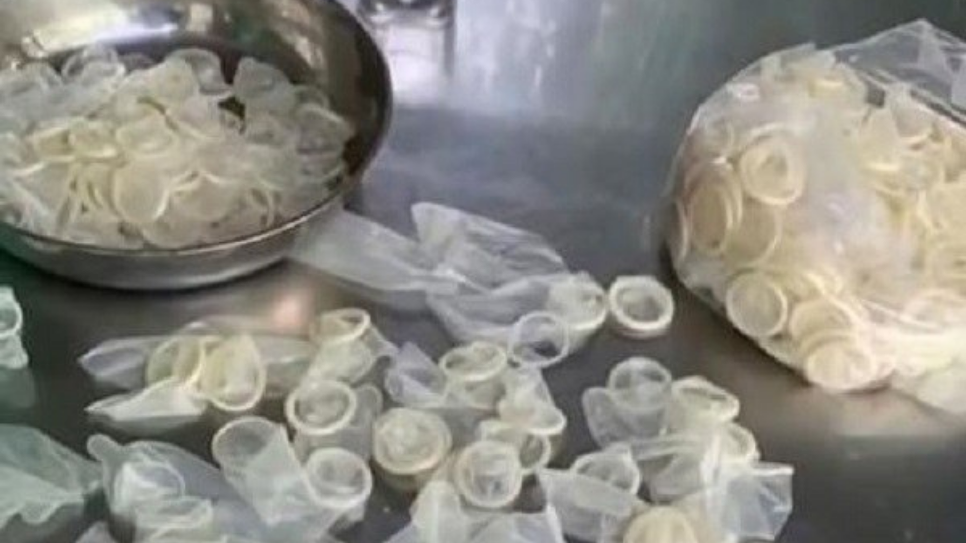 Descubren almacén que limpiaba condones usados para revenderlos