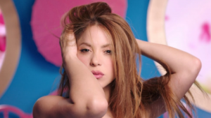 Shakira sorprende a sus fans al salir a la calle sin blusa