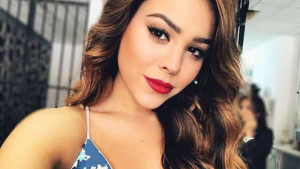 Danna Paola comparte foto únicamente usando una prenda