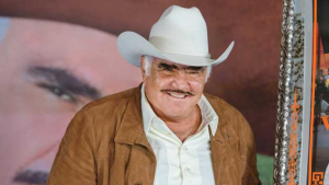 Vicente Fernández muestra su colorido tatuaje