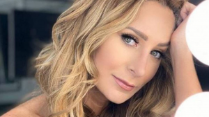 Geraldine Bazán enamora con su entallado jumpsuit rojo