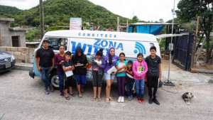 Maestro adapta su combi para llevar internet gratis a más de 80 alumnos