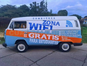 Maestro adapta su combi para llevar internet gratis a más de 80 alumnos