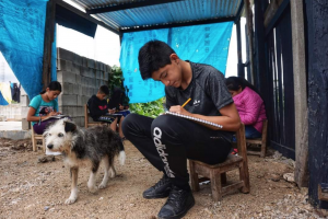 Maestro adapta su combi para llevar internet gratis a más de 80 alumnos