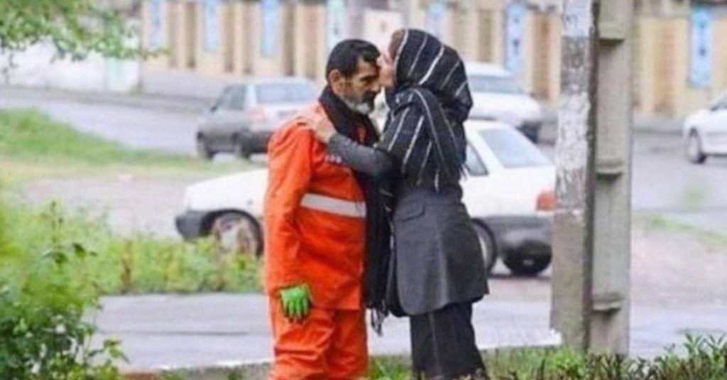 Chica presume a su padre barrendero demostrando lo orgullosa que está 