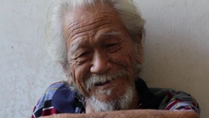 Chica adopta a un abuelito que estaba solito y ahora son una familia