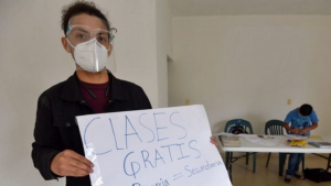 Universitario da clases gratis para los niños que no tienen internet